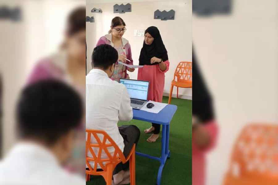 Nahid Jawed (right) volunteers at Ek Tara