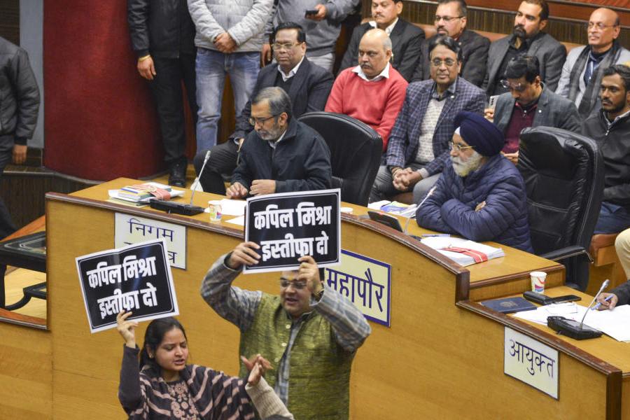 AAP councillors stage a protest over the alleged insult to Sikh Gurus, demanding the resignation of Delhi cabinet minister Kapil Mishra, during the Municipal Corporation of Delhi (MCD) House meeting, in New Delhi, Friday, Jan. 9, 2026.