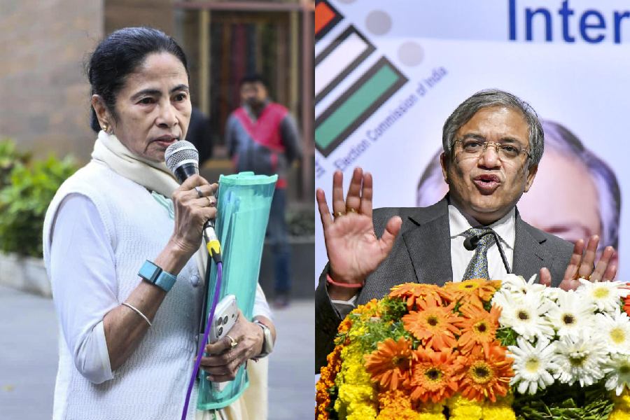 Mamata Banerjee (left), Gyanesh Kumar