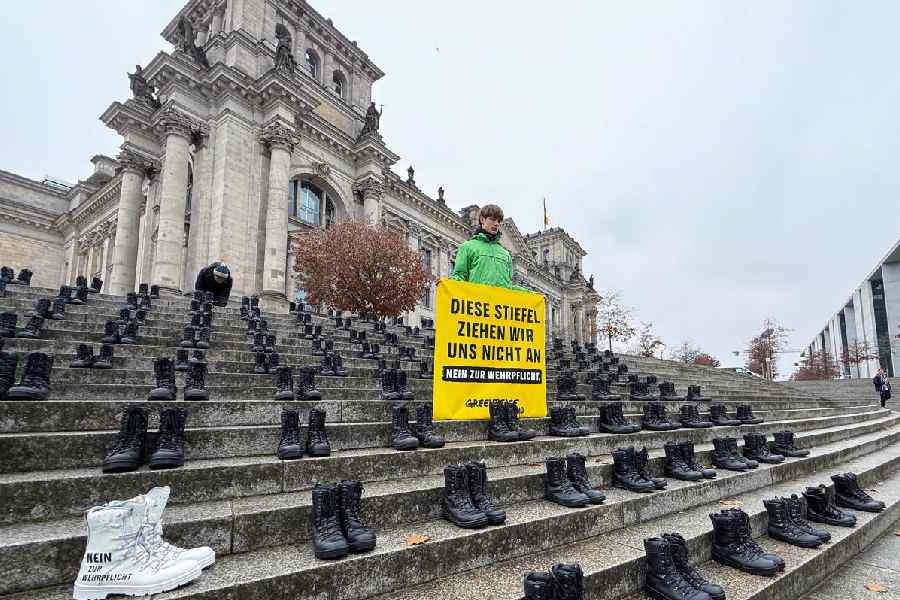 Greenpeace protests against plans to reintroduce compulsory military service in Germany