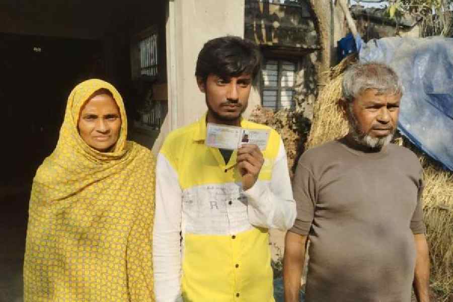Migrant worker Raja Ali with his parents after returning home to Hooghly from Odisha. Picture by Ananda Adhikari 