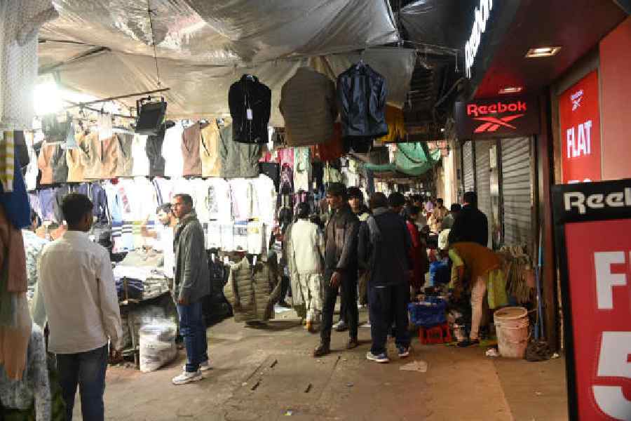 The Oberoi Grand Hotel Arcade chock-a-block with hawkers on Sunday afternoon. Pictures by Bishwarup Dutta