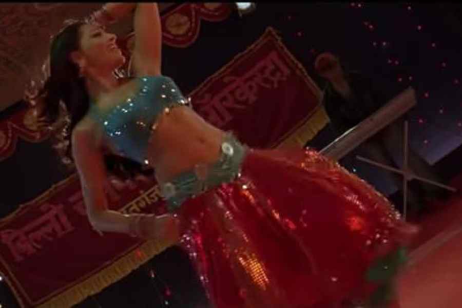 Bipasha Basu in the Beedi jalaile song from Omkara