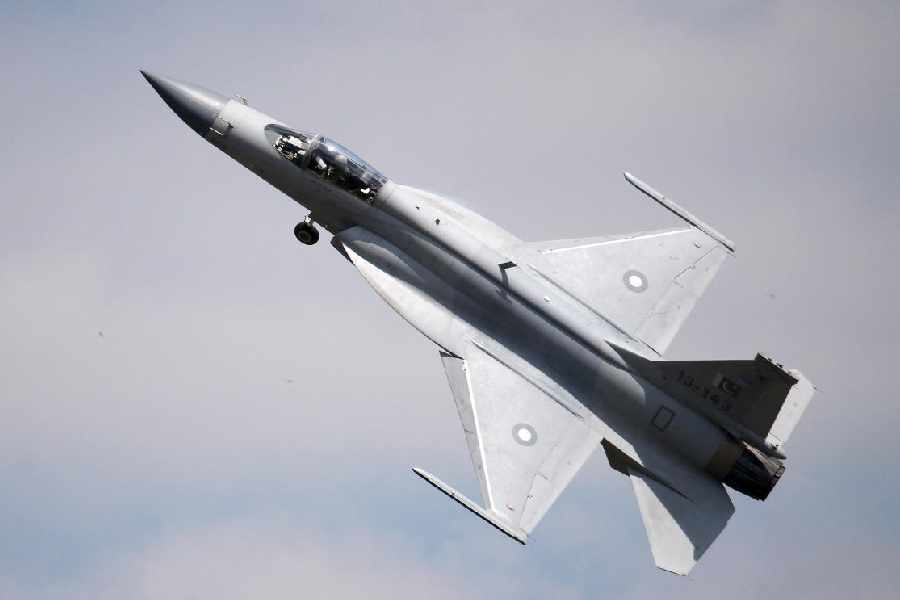 A JF-17 Thunder fighter participates in a flying display during the 51st Paris Air Show at Le Bourget airport near Paris, June 16, 2015. Picture taken June 16, 2015.