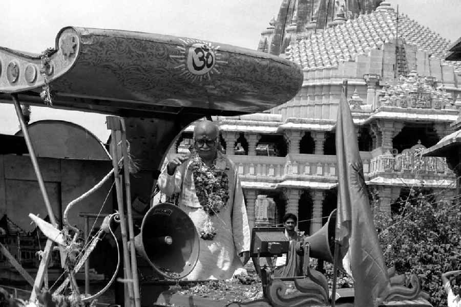 LK Advani launches his Rath Yatra from Somnath in 1990