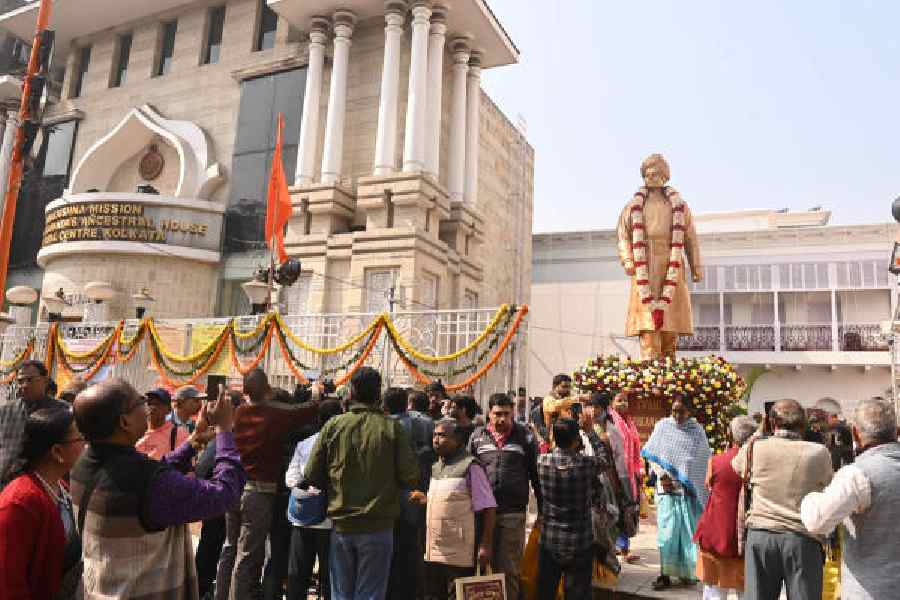 Devotees outside Swami Vivekananda’s ancestral house on Gourmohan            Mukherjee Street on Monday morning. Pictures by Bishwarup Dutta
