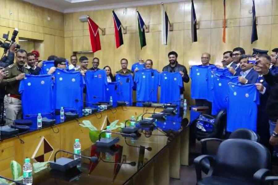 Police commissioner Manoj Verma, along with other            officers and actor-turned-politician Dev, unveils the            jersey for the Kolkata Police Safe Drive Save Life            Half Marathon at Lalbazar on Monday