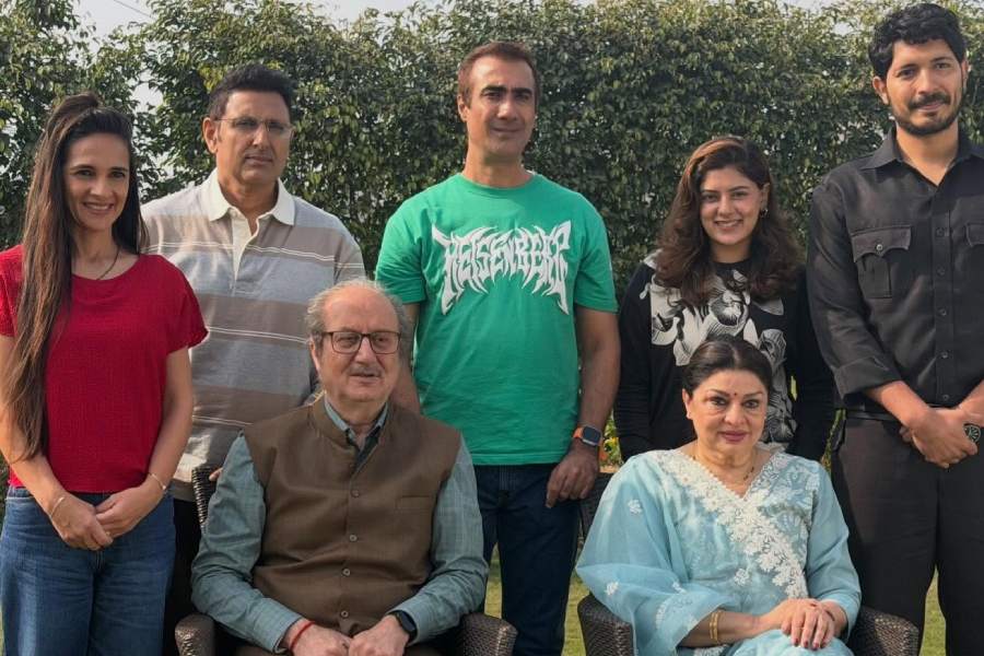 Anupam Kher with the cast and crew of ‘Khosla Ka Ghosla 2’