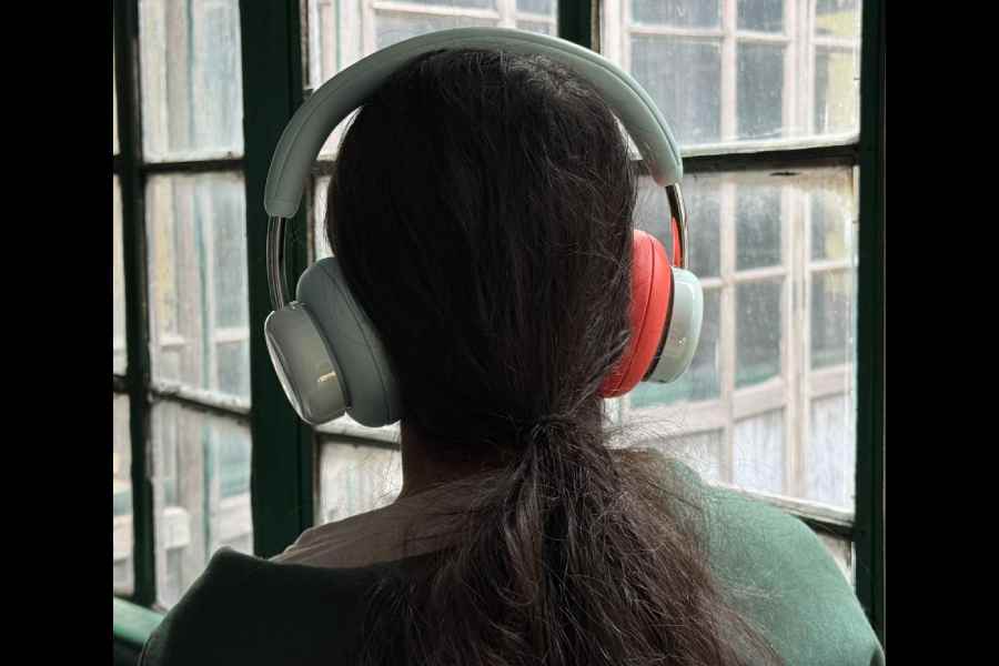 With up to 40 dB noise reduction it reduces chatter and everyday distractions so every detail comes through with clarity and comfort.