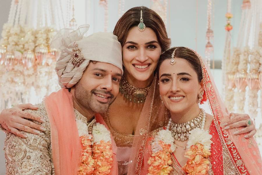 (left to right) Stebin Ben, Kriti Sanon and Nupur Sanon