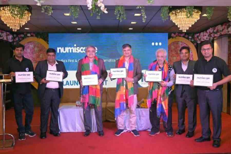 The website on Indian currency being launched by Basant Kumar Rathi (third from left) in Lake Town