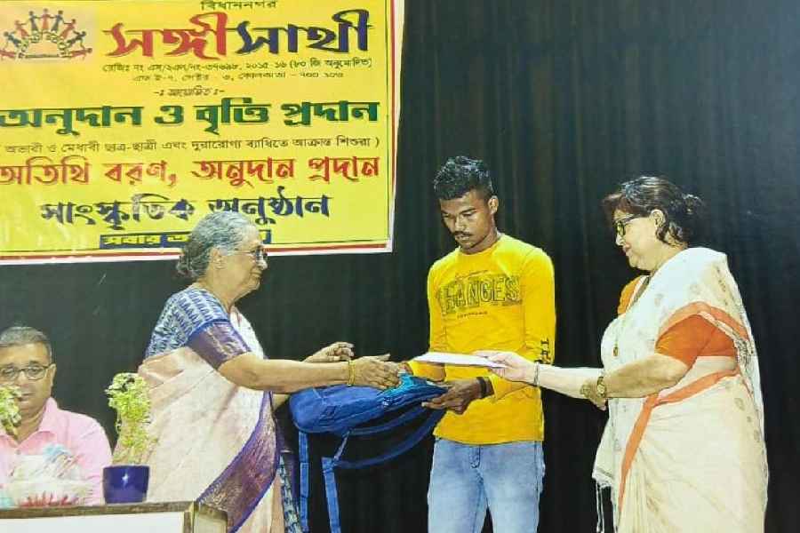 Financial aid being handed over to a Sangi Sathi beneficiary