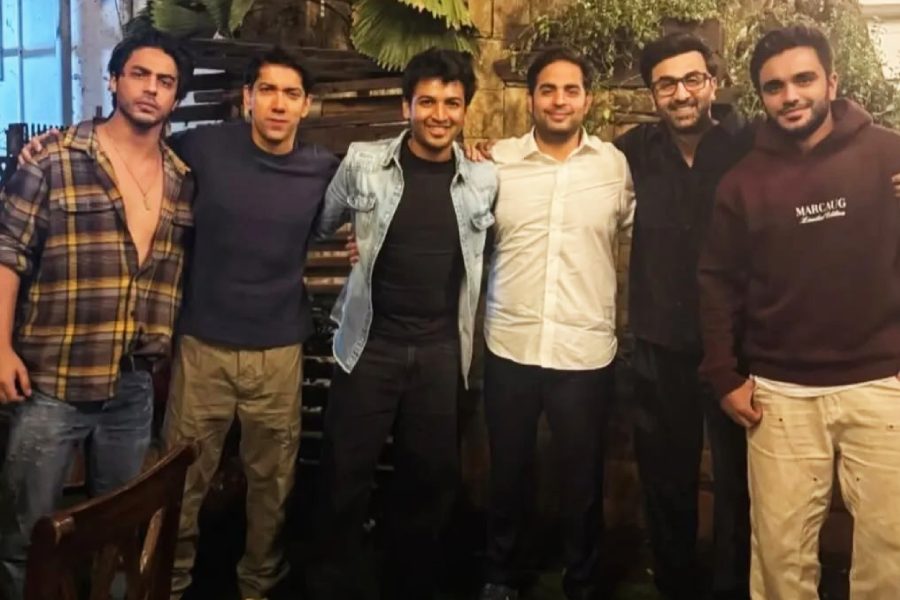 Actor Ranbir Kapoor, director Aryan Khan and businessman Akash Ambani chilled together with friends at what seems to be an eatery