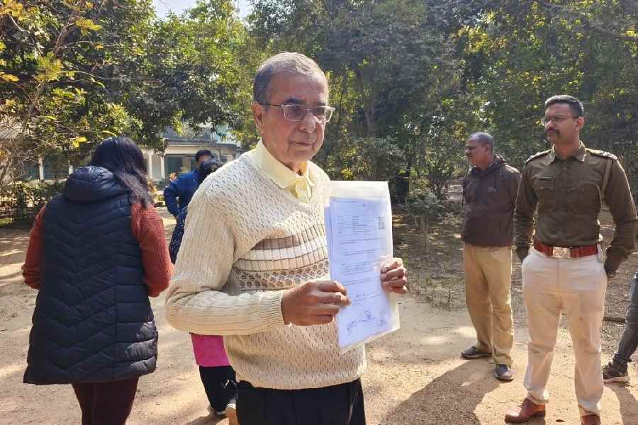 Gitikantha Mazumdar displays Amartya Sen’s SIR-related documents at Pratichi on Friday. Picture by Amarnath Dutta