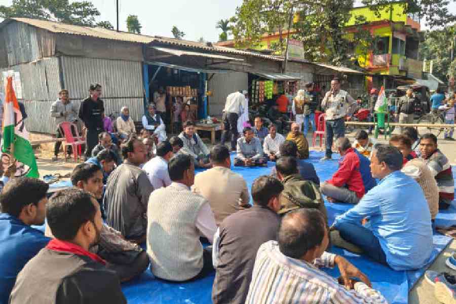 Led by Trinamool Congress leaders, residents block the Dinhata-Sahebganj Road at Kharubhaj in Dinhata on Friday. Picture by Main Uddin Chisti
