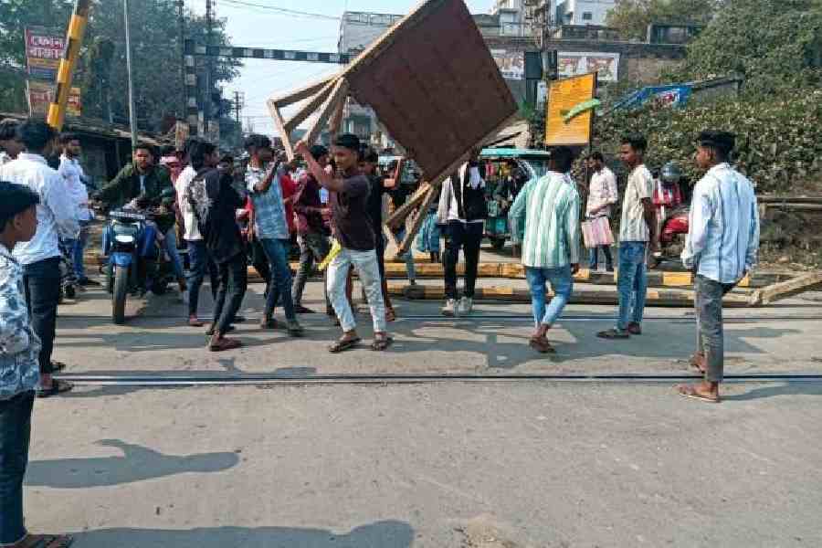 Unrest grips Beldanga in Murshidabad for the second consecutive day on Saturday as residents block railway tracks and NH12 to protest the alleged attack on a migrant worker in Bihar. Picture by Abdul Halim