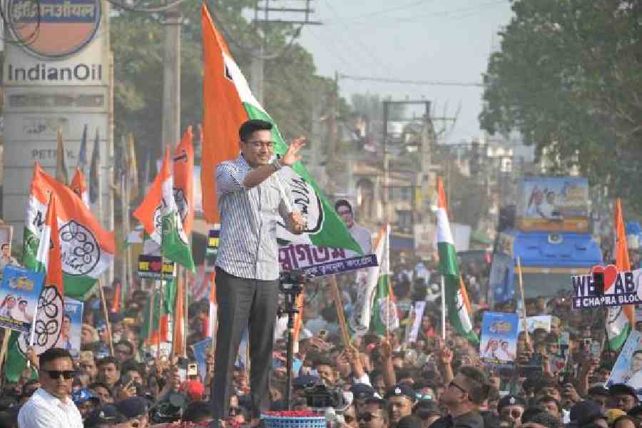 Abhishek Banerjee greets the crowd during his road show in Chapra, Nadia district, on Sunday. Picture by Pranab Debnath 