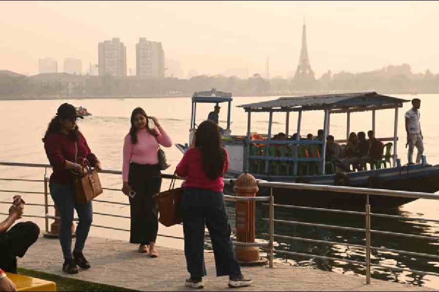 Visitors to Eco Park on Sunday; (right) a crowded Science City. Pictures by Bishwarup Dutta