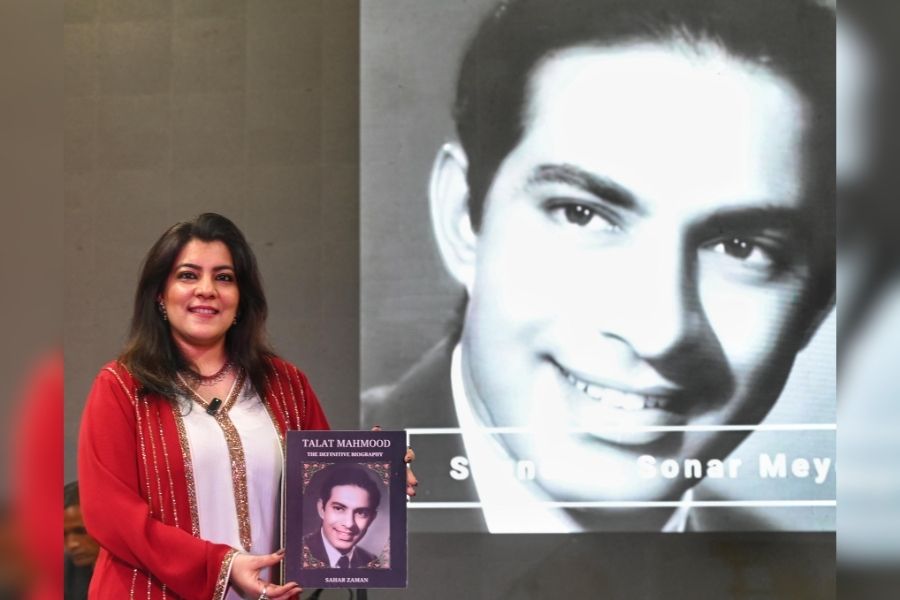 Sahar Zaman with her biography of Talat Mahmood