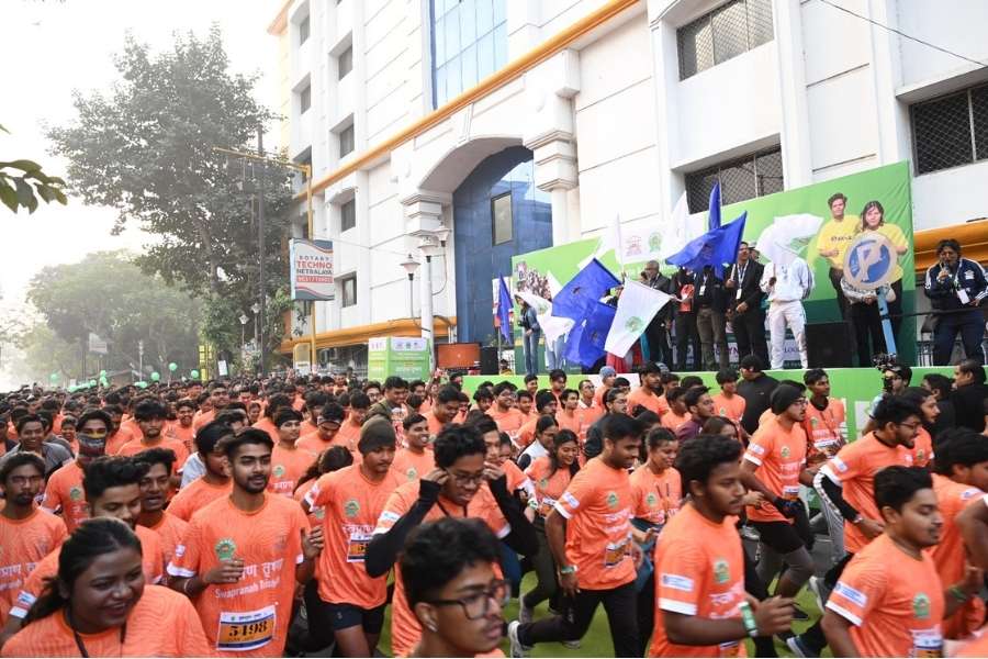 Participants start the run