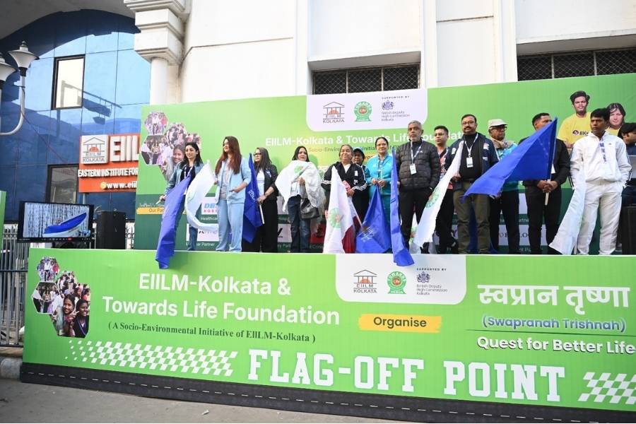 Actresses Ishaa Saha and Priyanka Sarkar; member of the West Bengal Legislative Assembly Debasish Kumar; Bengal Olympic Association’s Swapan Banerjee, football icons José Barreto, Subhashish Roy Chowdhury and Mehtab Hossain; and CEO of Towards Life Foundation, Sipra Banerjee, cheered on the runners