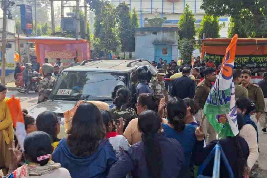 Trinamool Congress workers obstruct BJP MLA Ambika Roy's car near the SDO’s office in Kalyani on Monday.