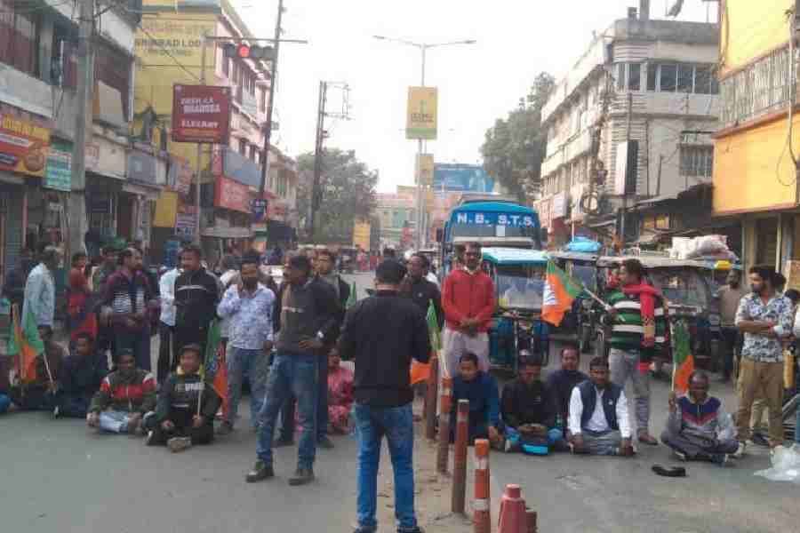 BJP workers stage a road blockade on the Form 7 issue at Vivekananda More in Kaliaganj of North Dinajpur on Monday.