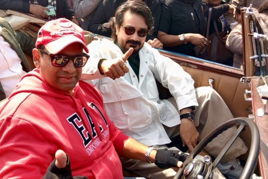 Bengali actor Prosenjit Chatterjee, present as the guest of honour at the annual vintage car rally, took a ride in the car alongside Kanoria