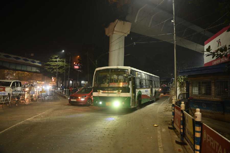 Ultadanga-bound vehicles on the new diversion road near the Chingrighata intersection on Wednesday evening.