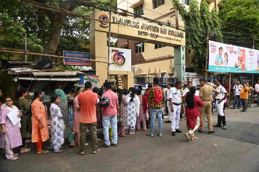 SSC examinees outside Vijaygarh Jyotish Ray College in September