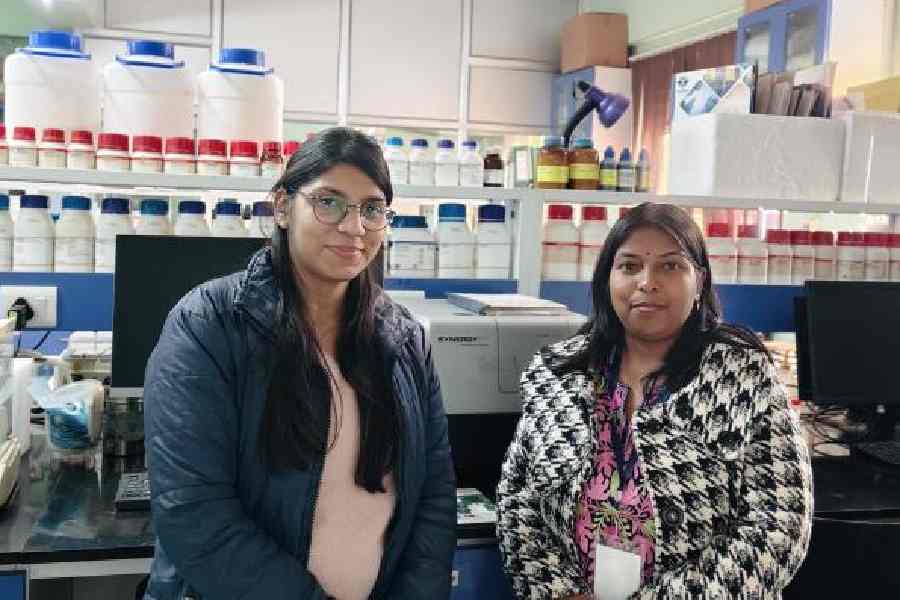 Itishree Dubey (left) and Sapana Kushwaha intheir lab