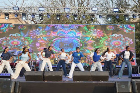 The festivities opened with electrifying performances by the college’s in-house teams.