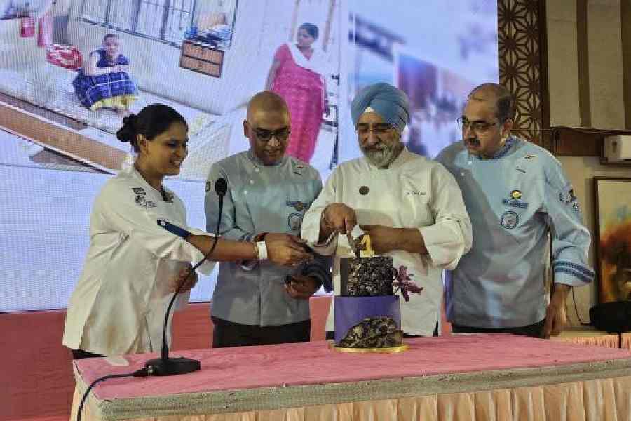 Chef Divya Saraf’s cake being cut to mark the first anniversary of the Eastern India Culinary Association at Udayachal.