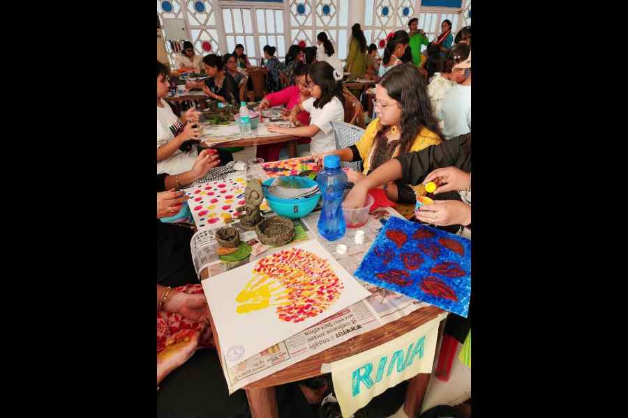 The art and mental health workshop under way