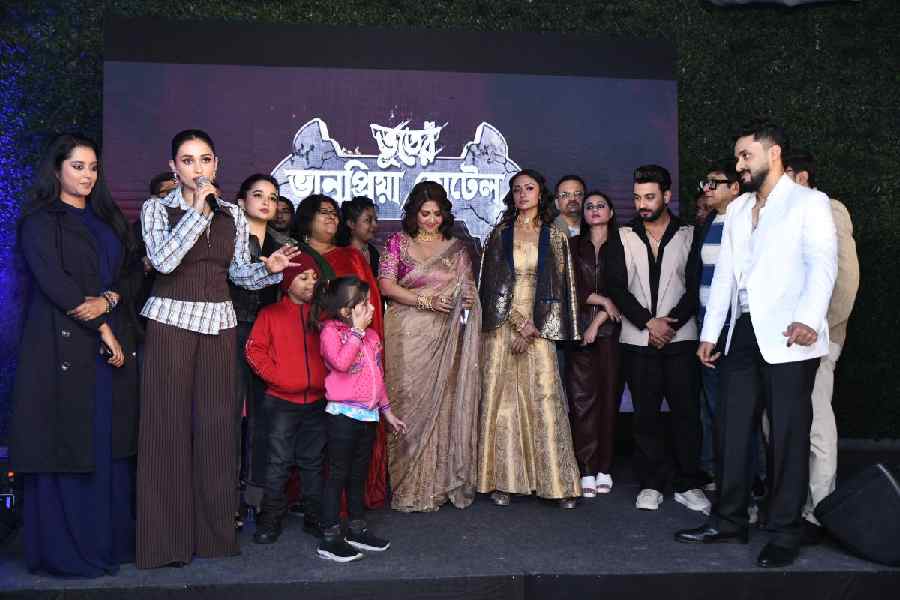 The teams of Bhanupriya Bhooter Hotel and Kaalipotka