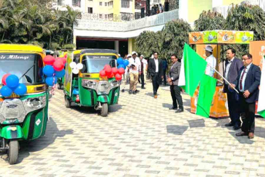 Officials of the Hindustan Petroleum Corporation Limited flag off compressed natural gas-driven autorickshaws during the launch of the ‘PNG (piped natural gas) Drive 2.0’ in Siliguri on Friday 