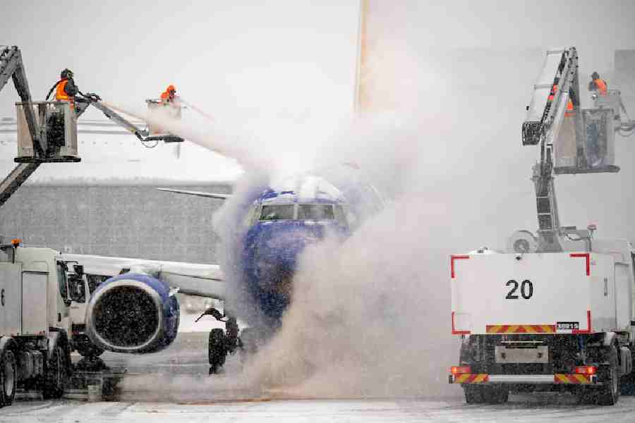 A de-icing crew works during winter storm Fern on a Southwest Airlines flight at Nashville International Airport in Nashville, Tennessee, US January 24, 2026.