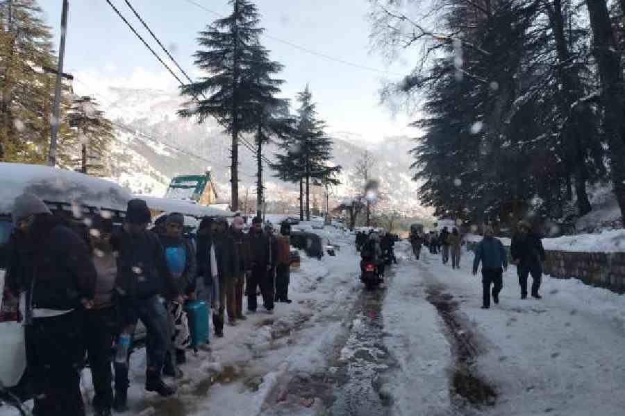 Tourists abandon stranded vehicles and walk the final stretch from Manali to Kullu on Saturday. Pictures courtesy: Joy Chakraborty