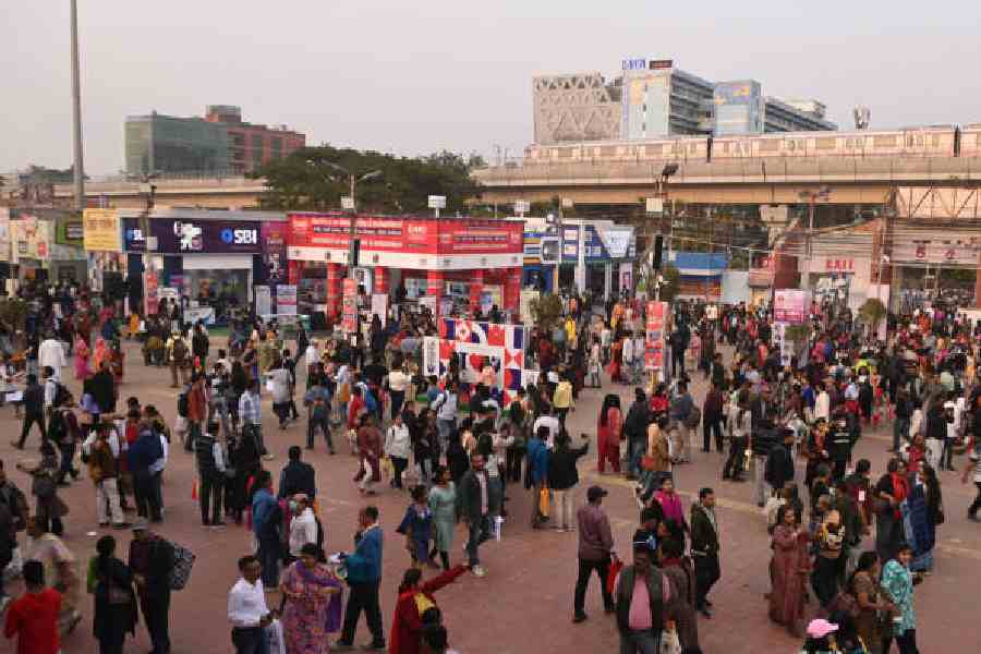 Visitors to the 49th International Kolkata Book Fair at Salt Lake’s Central Park on Sunday afternoon; (below) a crowded stall at the fair. Pictures by Bishwarup Dutta