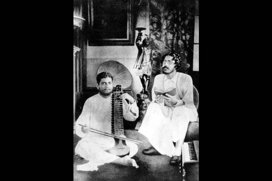 Abanindranath Tagore (left) playing the esraj and Rabindranath Tagore singing