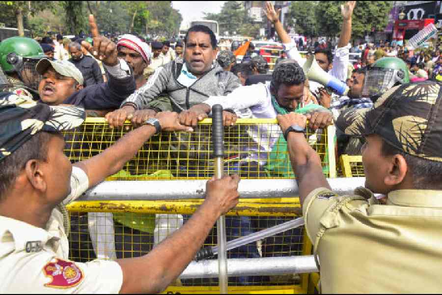 Police try to stop Navnirman Krushak Sangathan protesters in Bhubaneswar on January 6