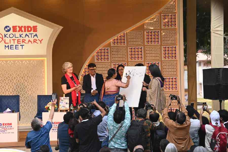 (From left) Author Barbara Kingsolver; Avik Roy, CEO of Exide; author Banu Mushtaq; and Malavika Banerjee, festival director, at the opening of the Kolkata Literary Meet last week.