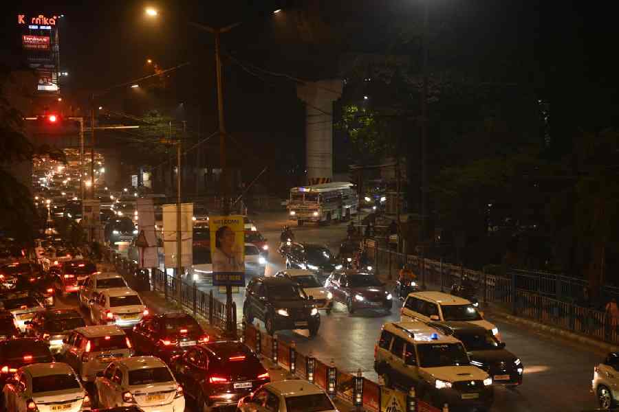 Ultadanga-bound vehicles on the new diversion road near the Chingrighata intersection last Wednesday.
