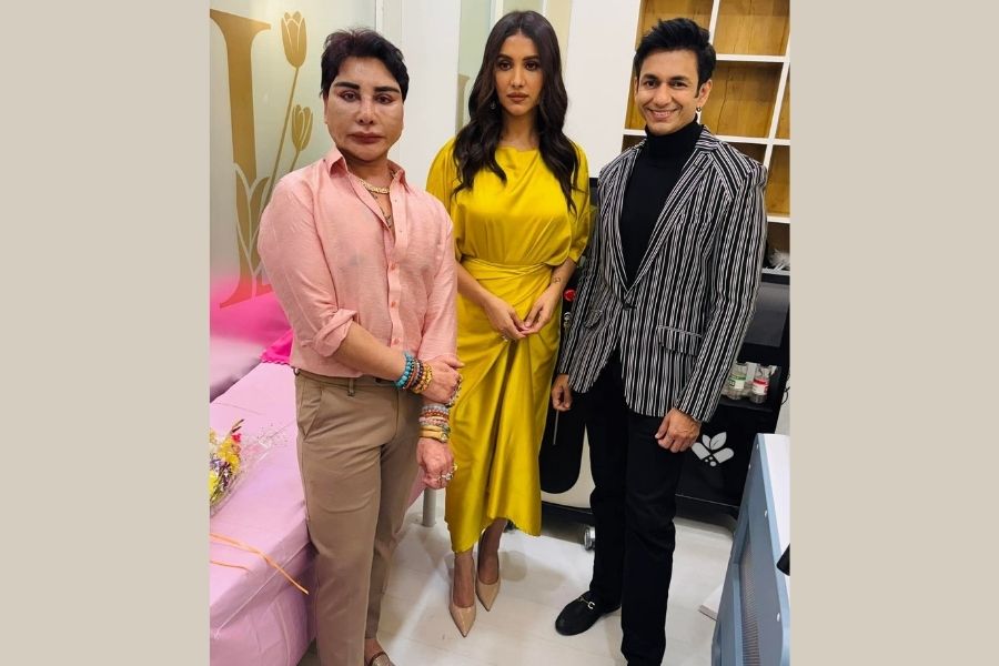 Guha with (centre) actress Rukmini Maitra 