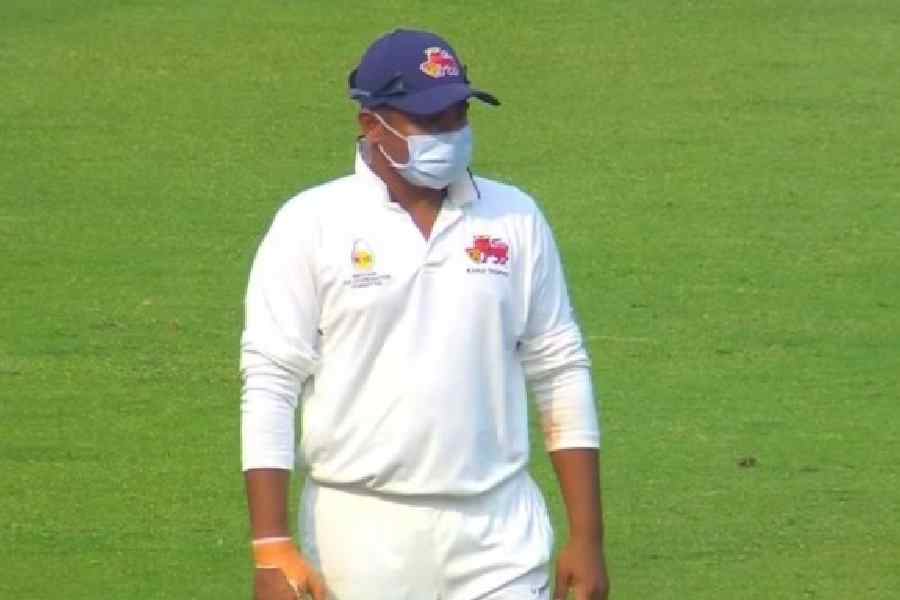 Sarfaraz Khan wore mask during Ranji Trophy match between Mumbai vs Delhi
