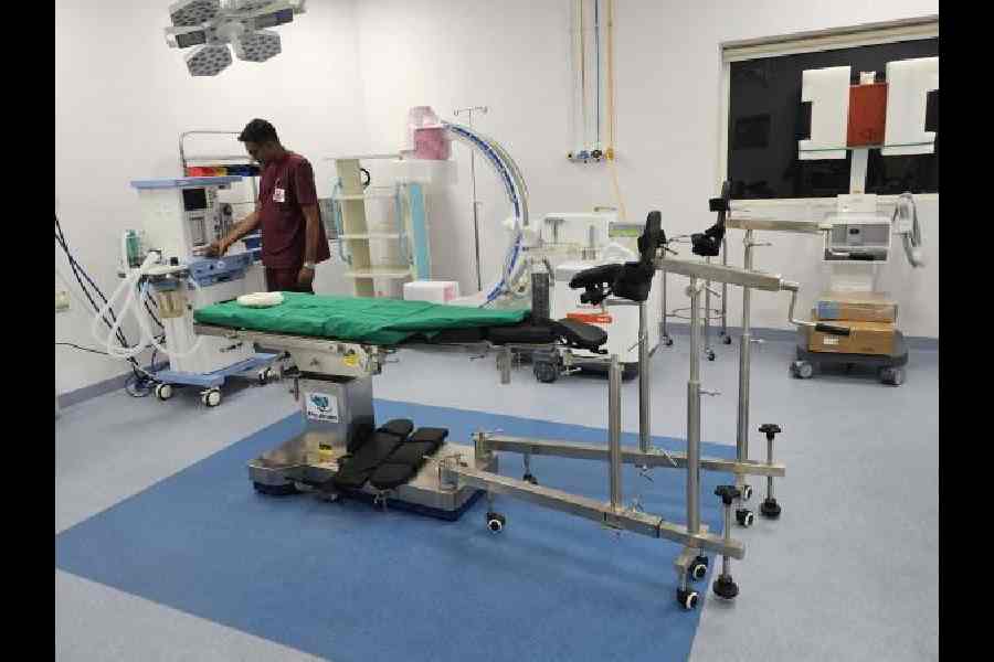 A technician handles an anaesthesia machine in the modular OT with C-Arm machine