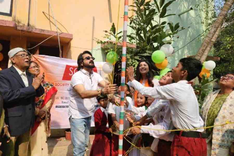 Prosenjit Chatterjee and Ritabhari Chakraborty help unfurl the flag at CF Block