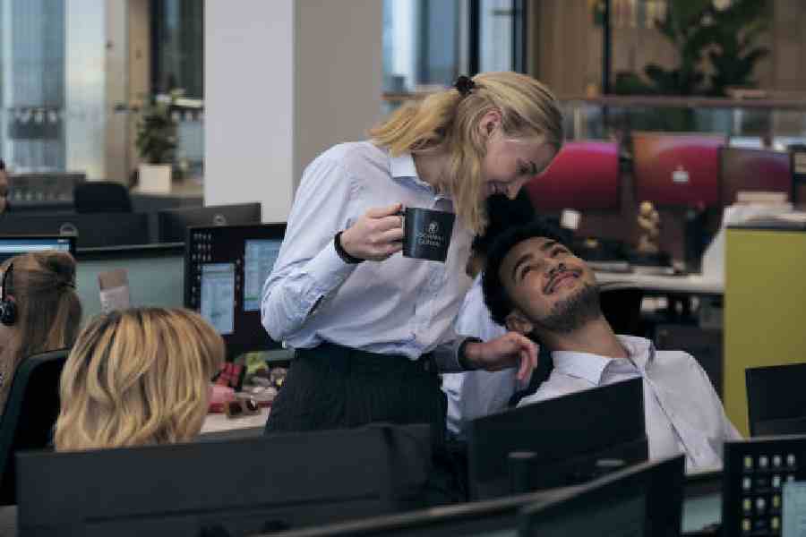 Sophie Turner and Archie Madekwe in Steal