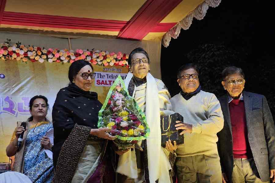 Sivaji Chattopadhyay and Arundhati Holme Chowdhury being felicitated by the BA Block Residents’ Association.