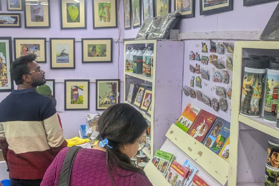 At this store, a stone’s throw from Gate no. 8, you can do more than just browse books as art manifests itself in the form of comics, fridge magnets, photo frames and customised sippers and mugs  